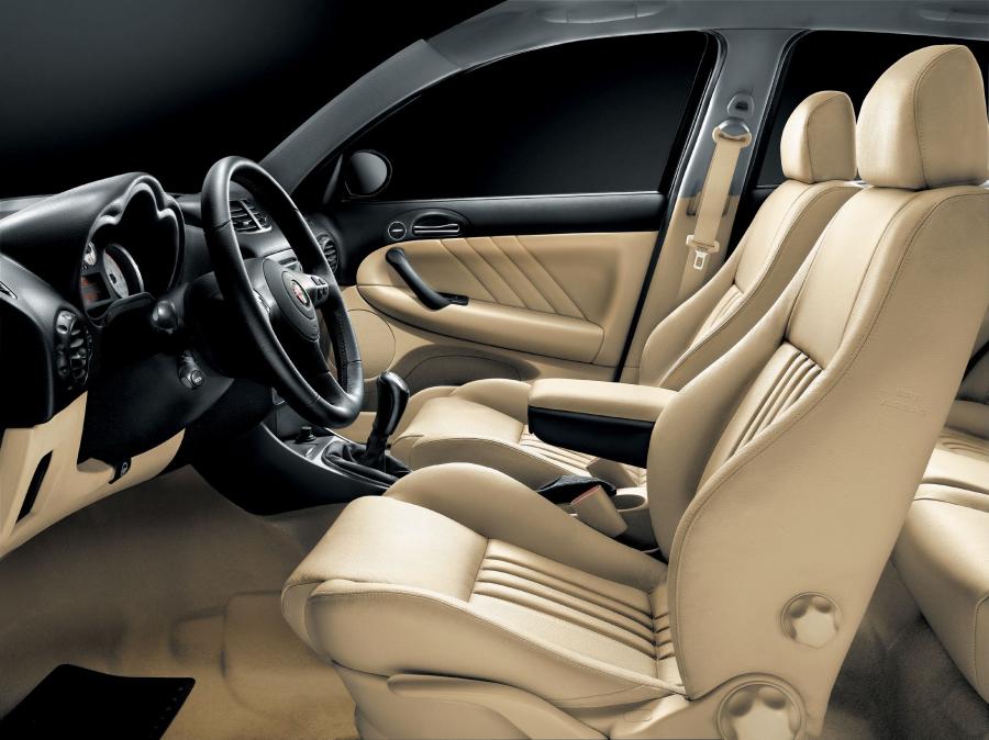 Интерьер Alfa Romeo 147 5-Door 2005 года  (фото 6 из 11)